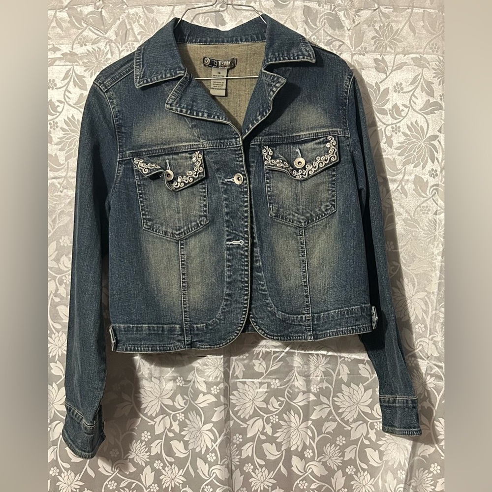 98 Denim Jacket Women’s Size 16 Blue Embroidered Pockets Stretch Jean Jacket.